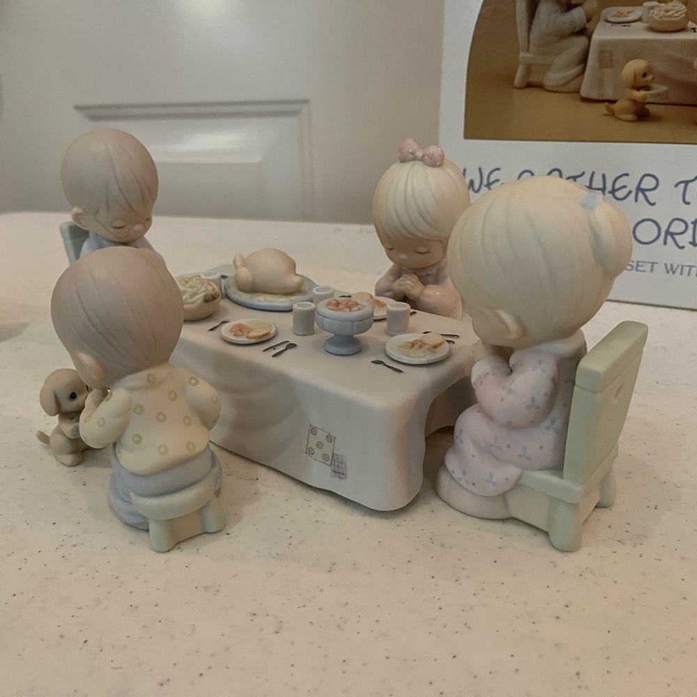 Precious Moments We Gather Together Figurine Set - Picture 5 of 10